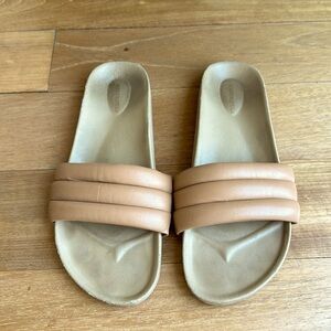 Beatrice Valenzuela Classic Sandalia in Sand